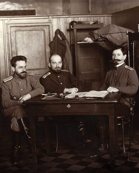 Всеволод Кащенко (слева) с коллегами. Из коллекции фотобанка Центра