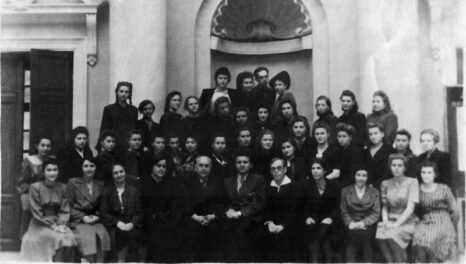 Группа у здания института